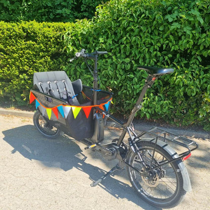 Lastenradkorb mit bunter Neon-Wimpelkette